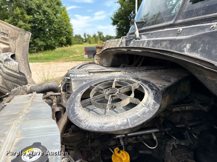 image for item ED4403 2016 Freightliner Cascadia 113 semi truck