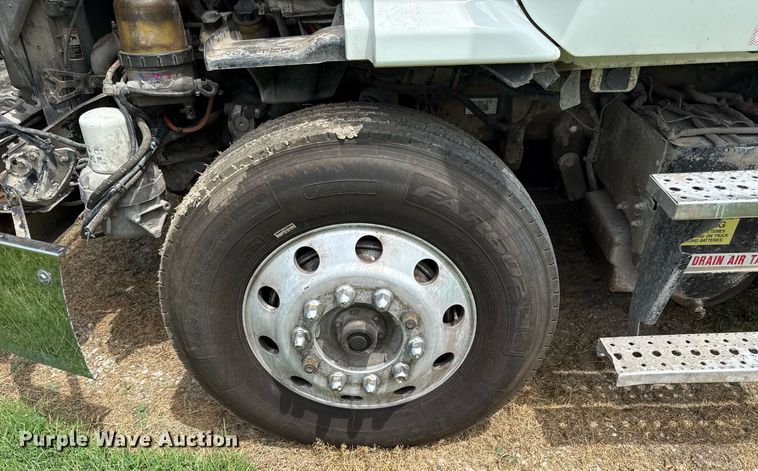 image for item ED4403 2016 Freightliner Cascadia 113 semi truck