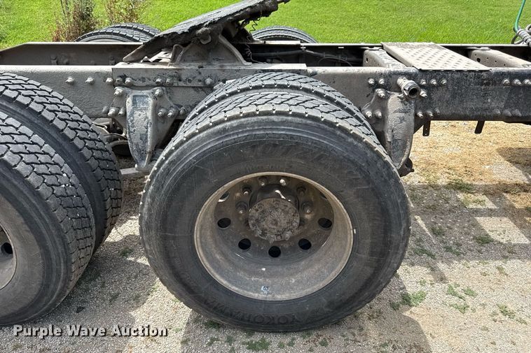 image for item ED4403 2016 Freightliner Cascadia 113 semi truck