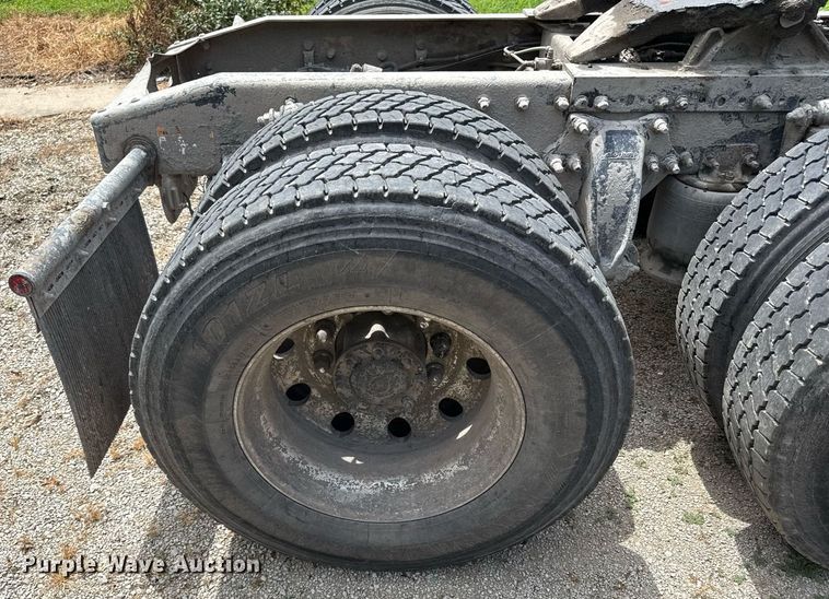 image for item ED4403 2016 Freightliner Cascadia 113 semi truck