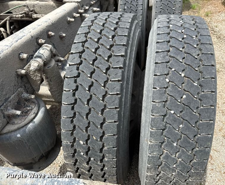 image for item ED4403 2016 Freightliner Cascadia 113 semi truck