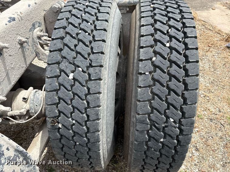 image for item ED4403 2016 Freightliner Cascadia 113 semi truck