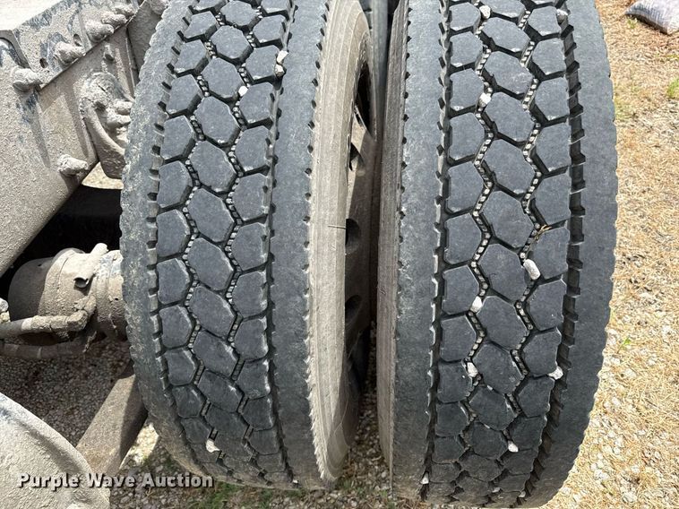 image for item ED4403 2016 Freightliner Cascadia 113 semi truck