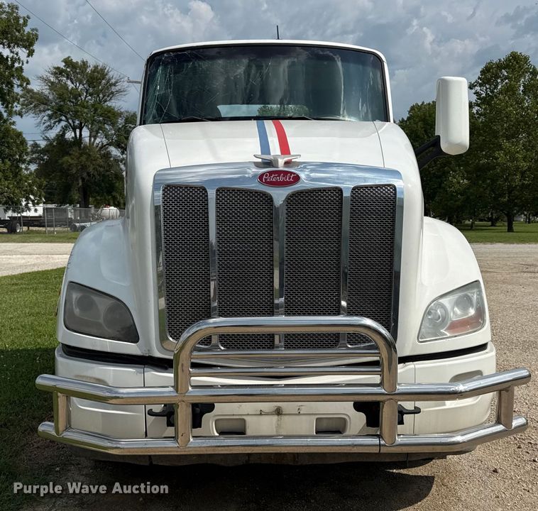 image for item ED4452 2017 Peterbilt 579 semi truck