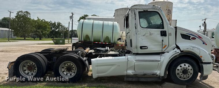 image for item ED4452 2017 Peterbilt 579 semi truck