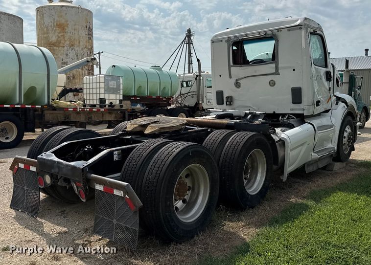 image for item ED4452 2017 Peterbilt 579 semi truck