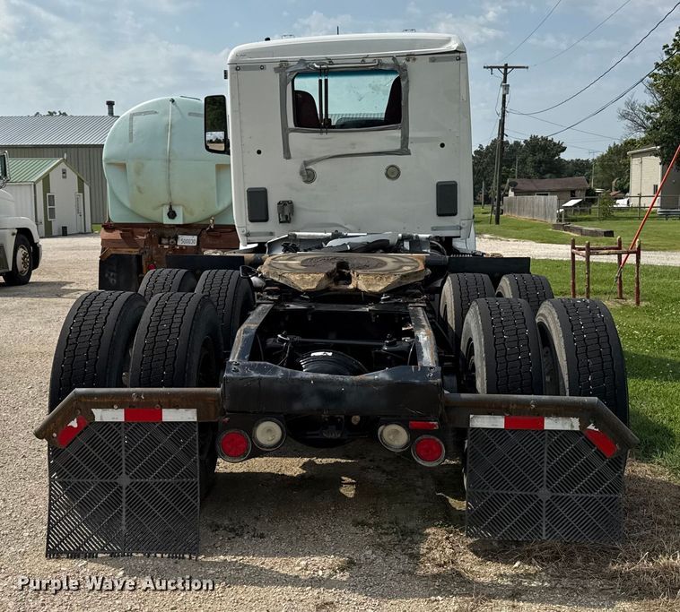 image for item ED4452 2017 Peterbilt 579 semi truck