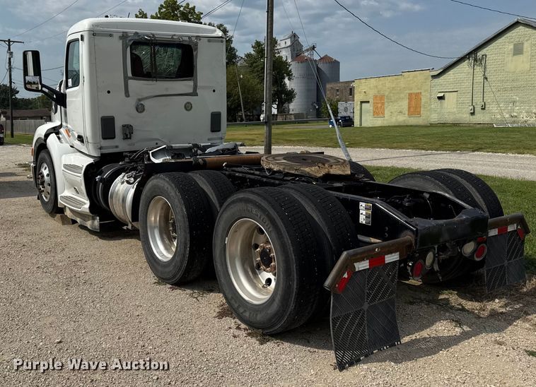 image for item ED4452 2017 Peterbilt 579 semi truck