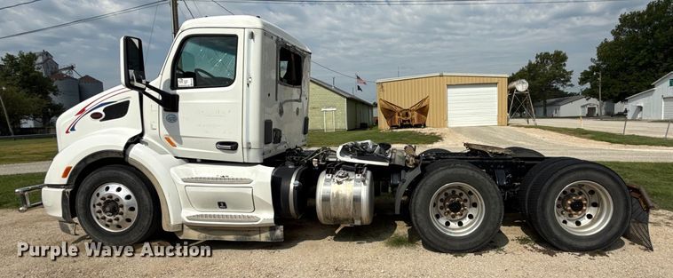image for item ED4452 2017 Peterbilt 579 semi truck