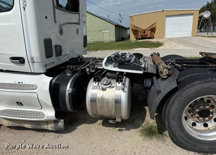 image for item ED4452 2017 Peterbilt 579 semi truck