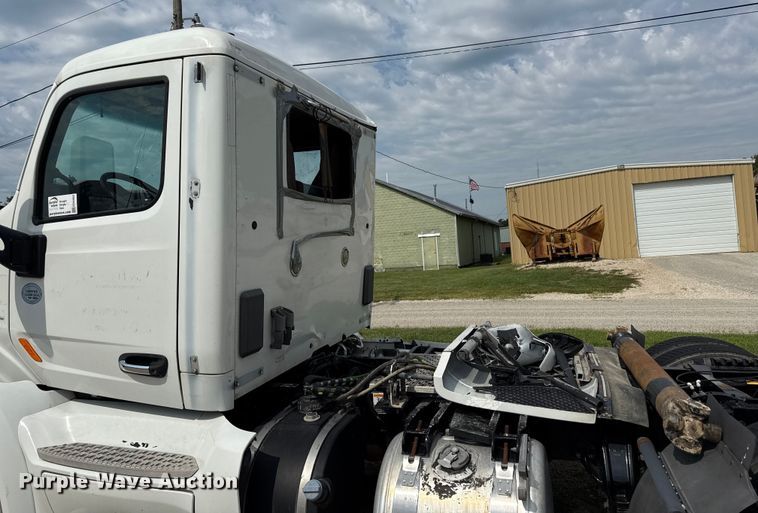 image for item ED4452 2017 Peterbilt 579 semi truck