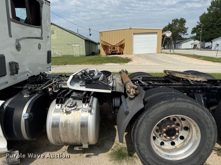 image for item ED4452 2017 Peterbilt 579 semi truck