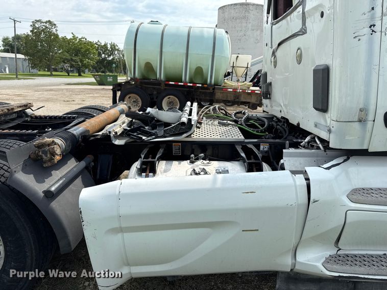 image for item ED4452 2017 Peterbilt 579 semi truck