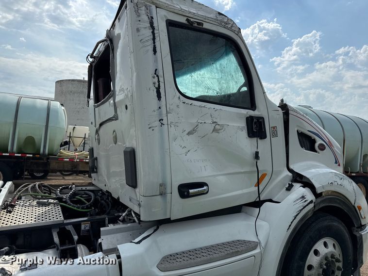 image for item ED4452 2017 Peterbilt 579 semi truck