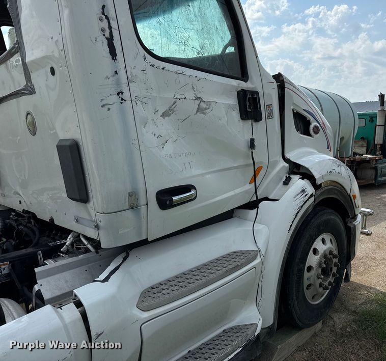 image for item ED4452 2017 Peterbilt 579 semi truck