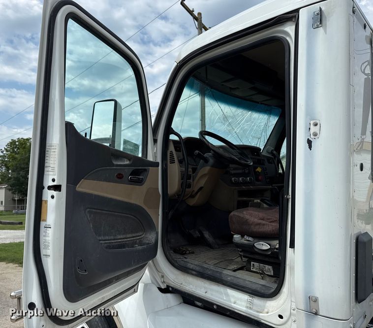 image for item ED4452 2017 Peterbilt 579 semi truck