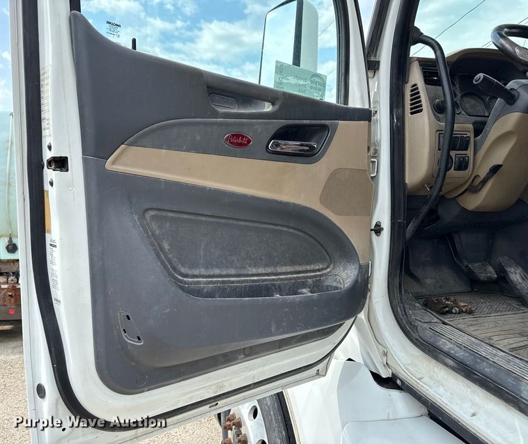 image for item ED4452 2017 Peterbilt 579 semi truck