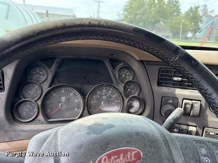 image for item ED4452 2017 Peterbilt 579 semi truck