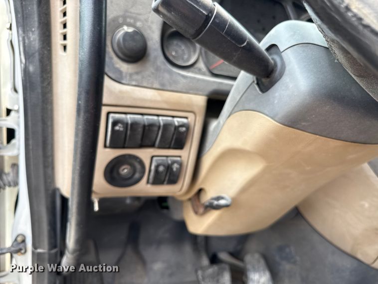 image for item ED4452 2017 Peterbilt 579 semi truck