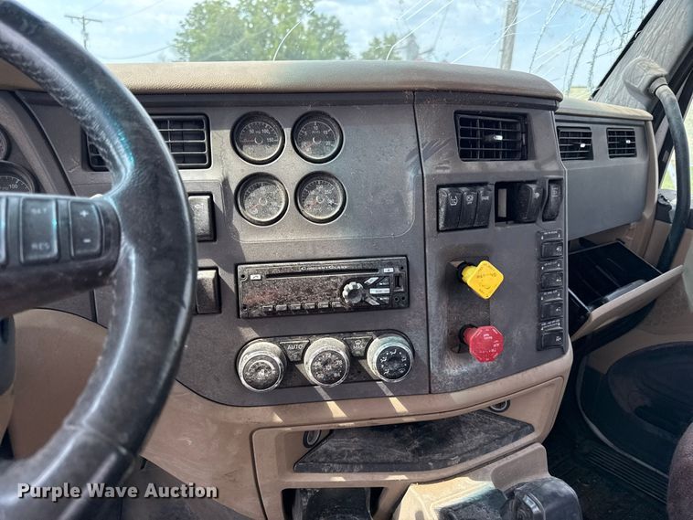 image for item ED4452 2017 Peterbilt 579 semi truck