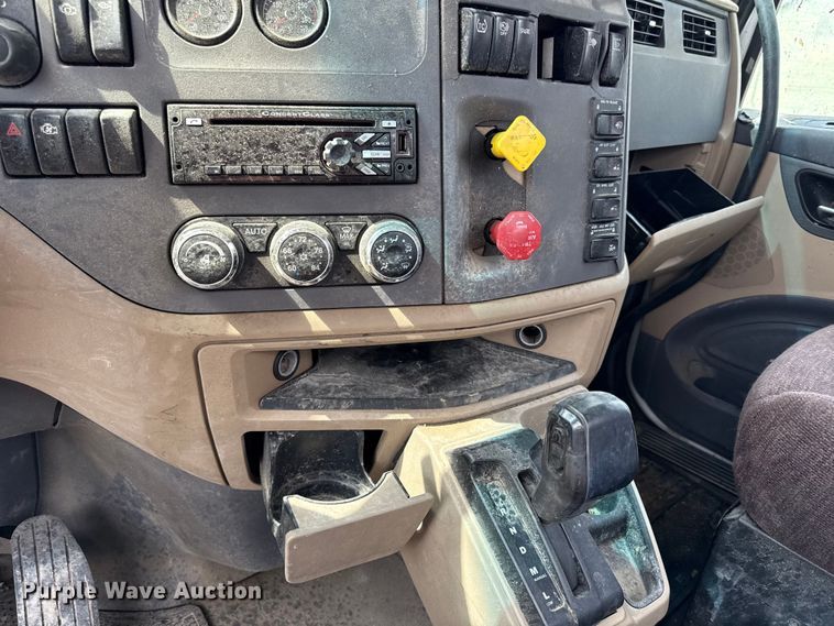 image for item ED4452 2017 Peterbilt 579 semi truck