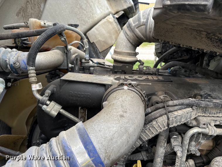 image for item ED4452 2017 Peterbilt 579 semi truck