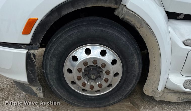 image for item ED4452 2017 Peterbilt 579 semi truck