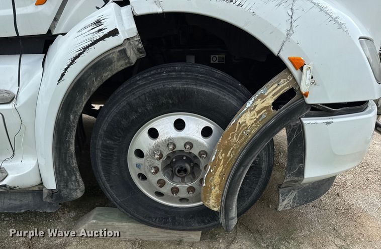 image for item ED4452 2017 Peterbilt 579 semi truck