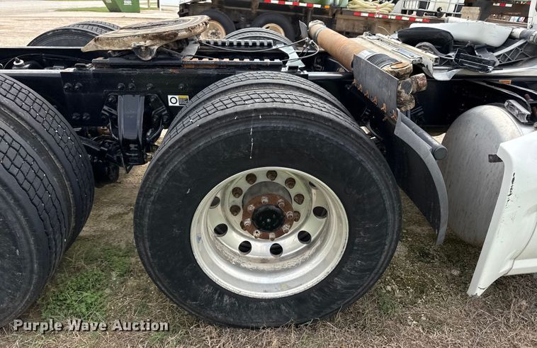 image for item ED4452 2017 Peterbilt 579 semi truck