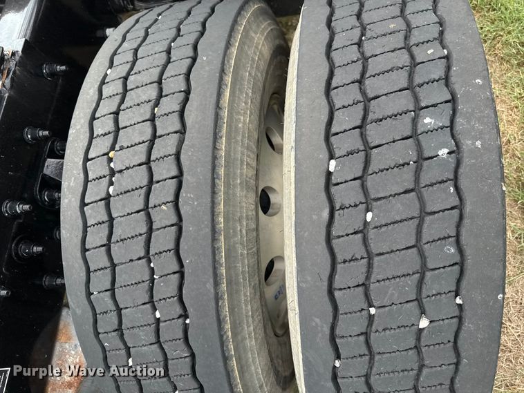 image for item ED4452 2017 Peterbilt 579 semi truck