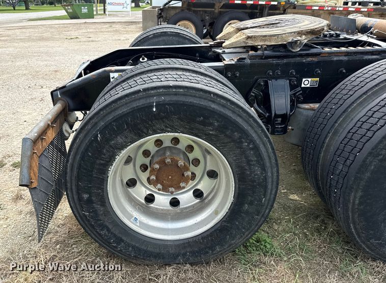 image for item ED4452 2017 Peterbilt 579 semi truck