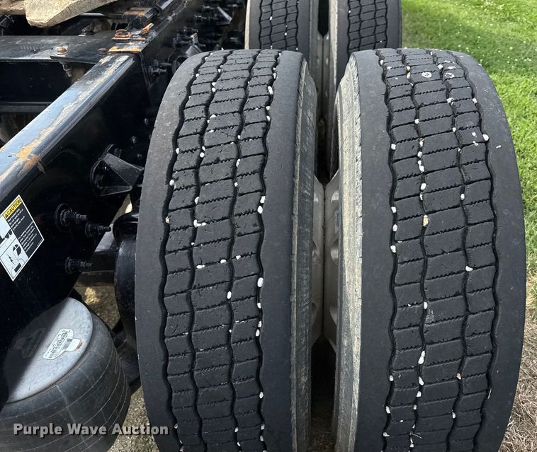 image for item ED4452 2017 Peterbilt 579 semi truck