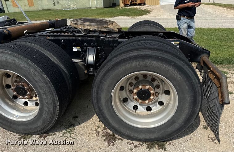 image for item ED4452 2017 Peterbilt 579 semi truck