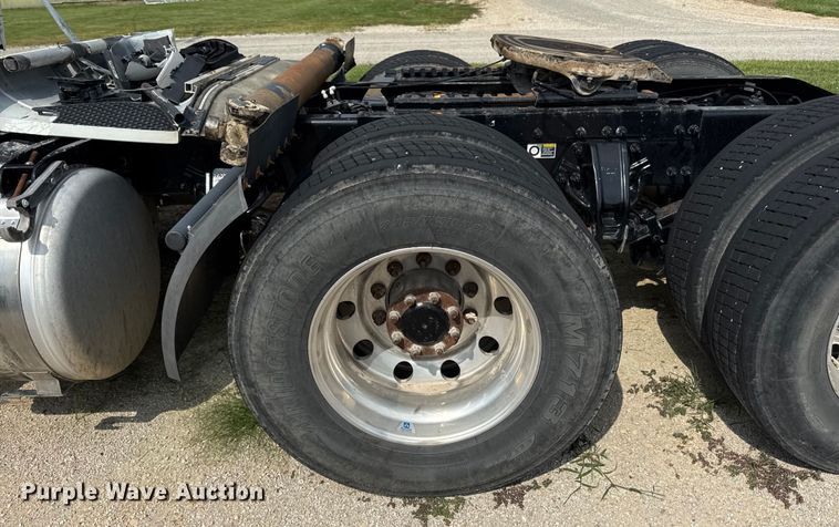 image for item ED4452 2017 Peterbilt 579 semi truck