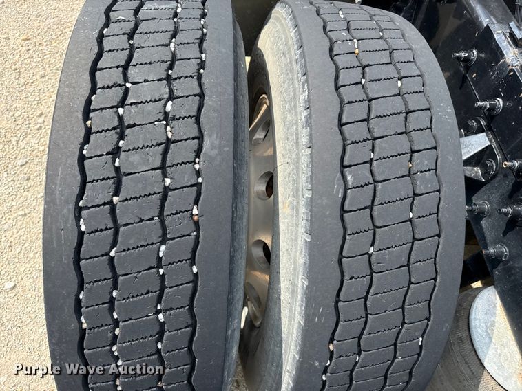 image for item ED4452 2017 Peterbilt 579 semi truck