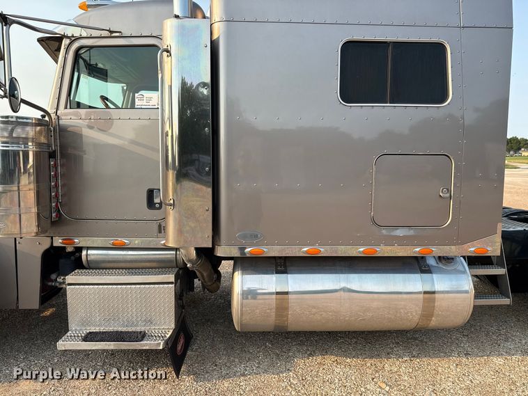 image for item ED5803 2006 Peterbilt 379 semi truck
