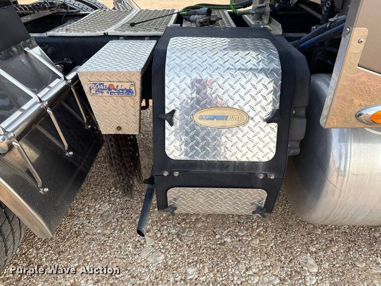 image for item ED5803 2006 Peterbilt 379 semi truck