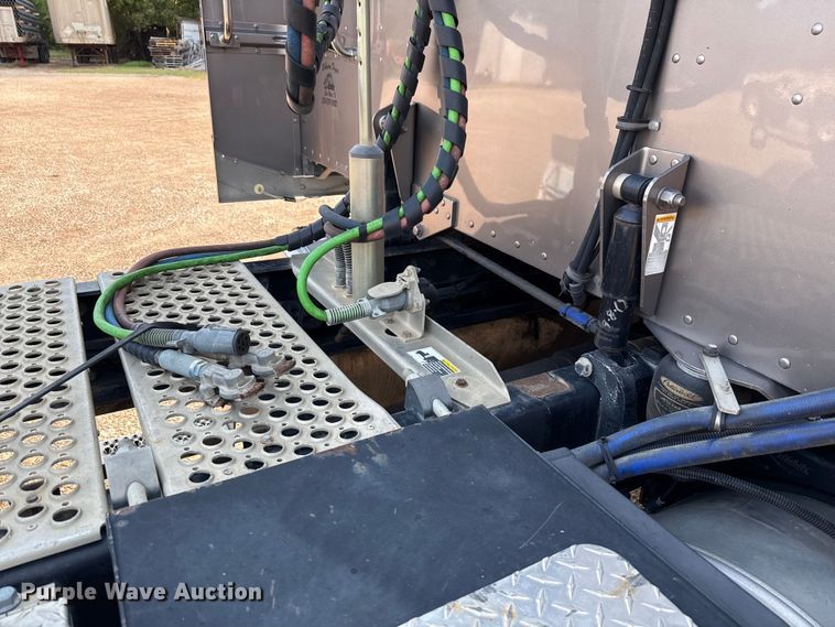 image for item ED5803 2006 Peterbilt 379 semi truck