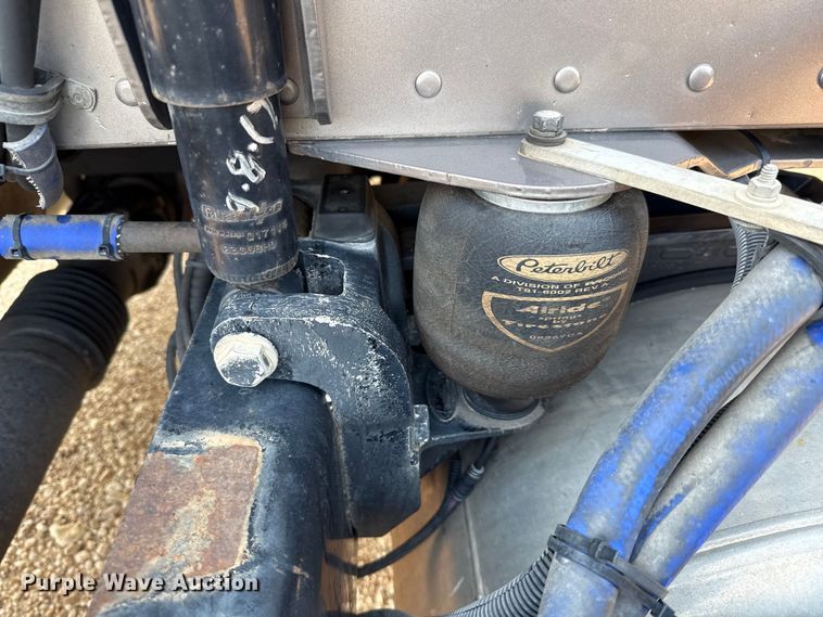 image for item ED5803 2006 Peterbilt 379 semi truck