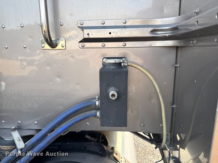 image for item ED5803 2006 Peterbilt 379 semi truck