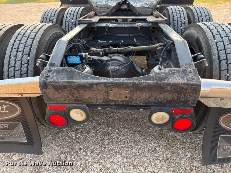 image for item ED5803 2006 Peterbilt 379 semi truck