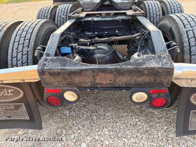 image for item ED5803 2006 Peterbilt 379 semi truck