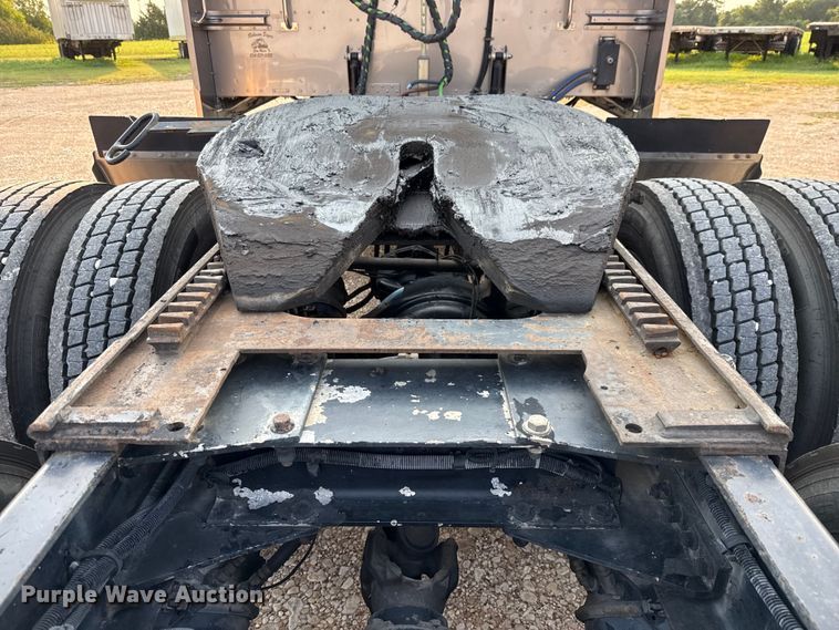 image for item ED5803 2006 Peterbilt 379 semi truck