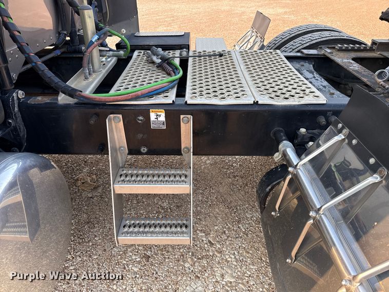 image for item ED5803 2006 Peterbilt 379 semi truck