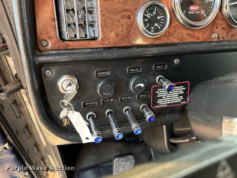 image for item ED5803 2006 Peterbilt 379 semi truck