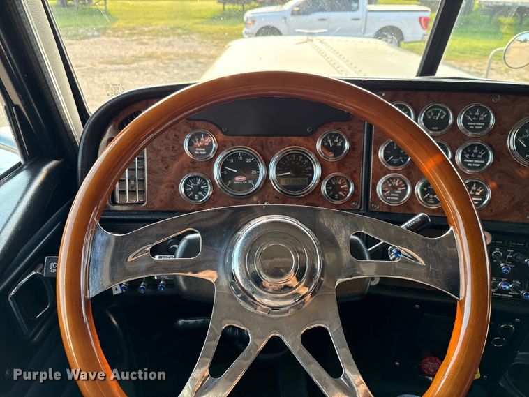 image for item ED5803 2006 Peterbilt 379 semi truck