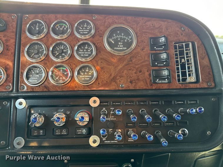 image for item ED5803 2006 Peterbilt 379 semi truck