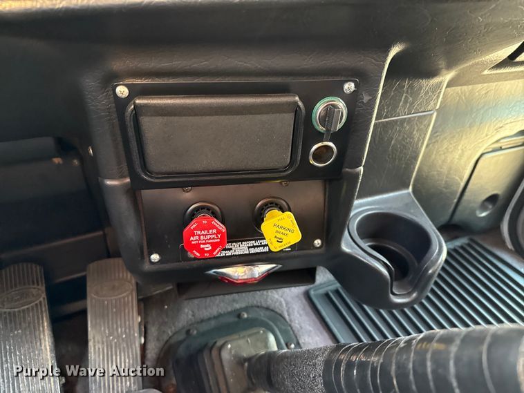 image for item ED5803 2006 Peterbilt 379 semi truck