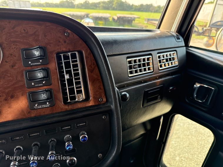 image for item ED5803 2006 Peterbilt 379 semi truck