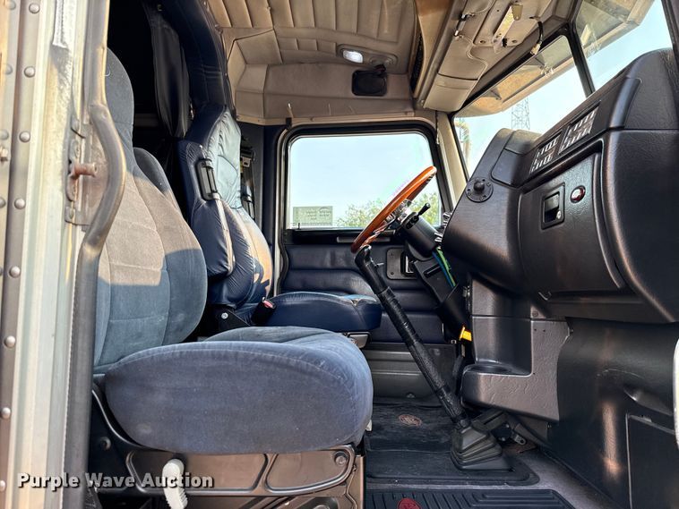 image for item ED5803 2006 Peterbilt 379 semi truck